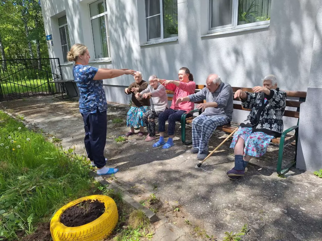 Зарядка в доме престарелых