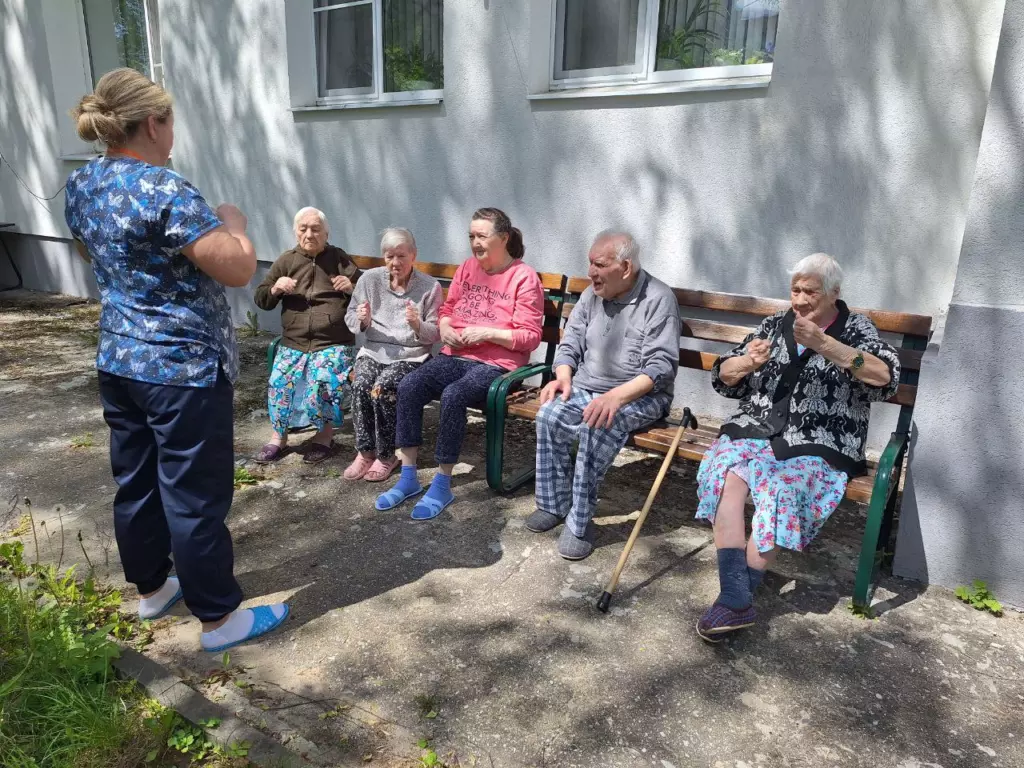 Зарядка в доме престарелых